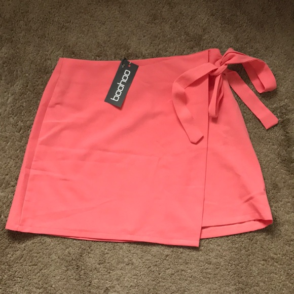 Boohoo Dresses & Skirts - NWT Coral Boohoo wrap skirt